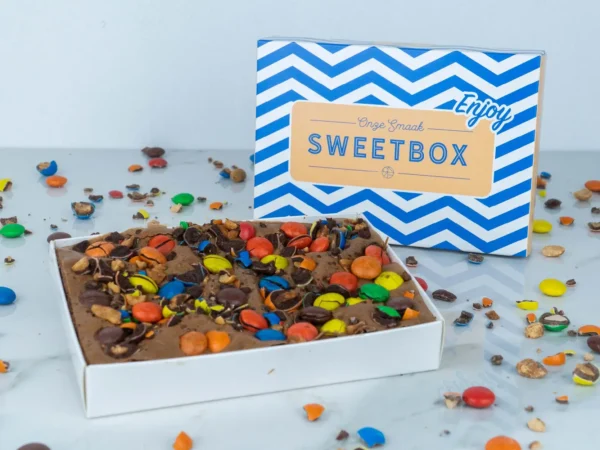 Sweetbox - M&M brownie brievenbus cadeau afbeelding 2 van Gifts.nl
