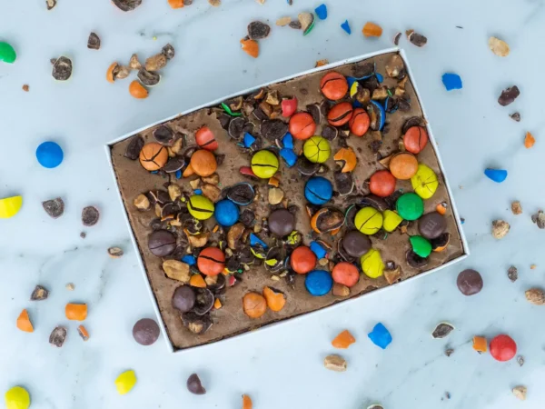 Sweetbox - M&M brownie brievenbus cadeau van Gifts.nl